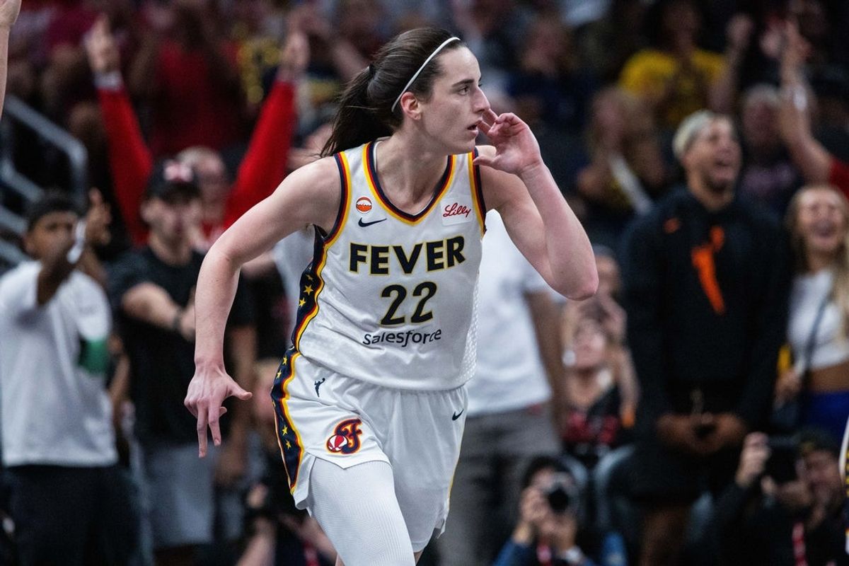 24 de junho de 2026; Indianápolis, Indiana, EUA; A armadora do Indiana Fever, Caitlin Clark (22), comemora um chute certeiro no primeiro tempo contra o Phoenix Mercury em Gainbridge Fieldhouse. Crédito obrigatório: Trevor Ruszkowski-Imagn Images