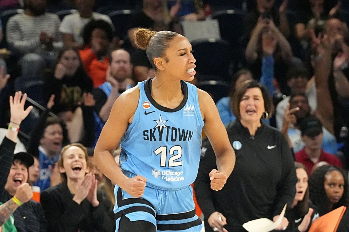 24 de junho de 2026; Chicago, Illinois, EUA; O armador do Chicago Sky, Sydney Taylor (12), comemora uma cesta de três pontos contra o Portland Fire durante o primeiro tempo na Wintrust Arena. Crédito obrigatório: David Banks-Imagn Images