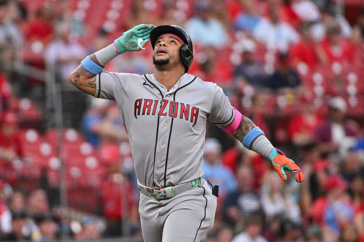 24 de junho de 2026; Louis, Missouri, EUA; O rebatedor designado do Arizona Diamondbacks, Ketel Marte (4), reage enquanto corre pelas bases depois de fazer um home run solo contra o St. Louis Cardinals durante a quarta entrada no Busch Stadium. Crédito obrigatório: Jeff Curry-Imagn Images