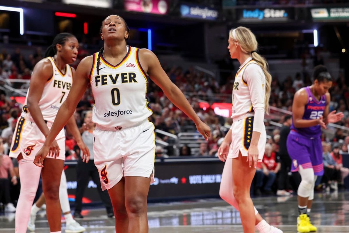 O guarda do Indiana Fever, Kelsey Mitchell (0), reage a uma falta na quarta-feira, 24 de junho de 2026, durante o segundo tempo de um jogo no Gainbridge Fieldhouse, em Indianápolis. O Phoenix Mercury derrotou o Indiana Fever por 111-109.