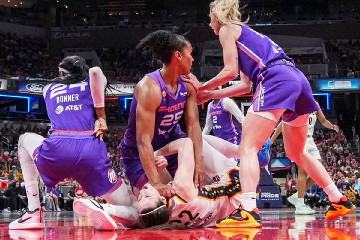 A atacante do Phoenix Mercury, Alyssa Thomas (25), luta para superar a guarda do Indiana Fever, Caitlin Clark (22), na quarta-feira, 24 de junho de 2026, durante um jogo no Gainbridge Fieldhouse, em Indianápolis. O Phoenix Mercury derrotou o Indiana Fever por 111-109.