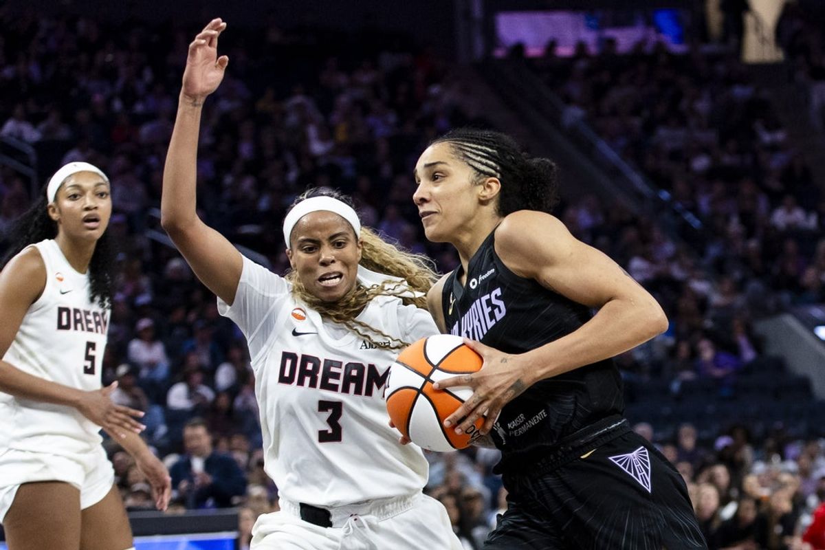 24 de junho de 2026; São Francisco, Califórnia, EUA; A atacante do Golden State Valkyries, Gabby Williams (1), ultrapassou o guarda do Atlanta Dream, Jordin Canada (3), durante o terceiro quarto no Chase Center. Crédito obrigatório: John Hefti-Imagn Images