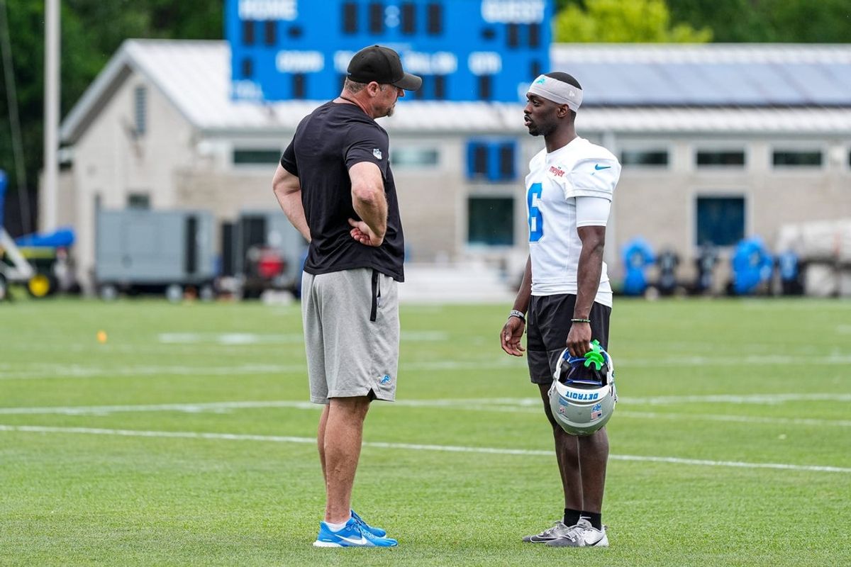 O técnico do Detroit, Dan Campbell, fala com o recém-lançado cornerback do Lions, Terrion Arnold, após o treino durante o minicamp no Meijer Performance Center em Allen Park na quarta-feira, 17 de junho de 2026.
