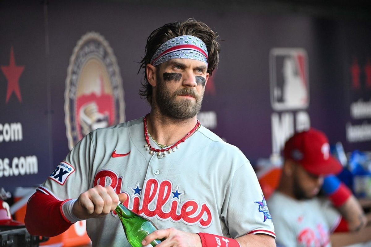 25 de junho de 2026; Washington, Distrito de Columbia, EUA; O jogador da primeira base do Philadelphia Phillies, Bryce Harper (3), no banco de reservas antes do jogo contra o Washington Nationals no Nationals Park. Crédito obrigatório: Brad Mills-Imagn Images