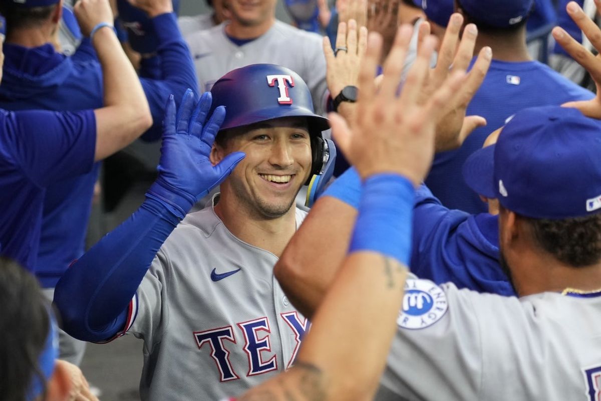 25 de junho de 2026; Toronto, Ontário, CAN; O defensor central do Texas Rangers, Wyatt Langford (36), é parabenizado depois de acertar um home run de três corridas contra o Toronto Blue Jays durante a terceira entrada no Rogers Centre. Crédito obrigatório: John E. Sokolowski-Imagn Images