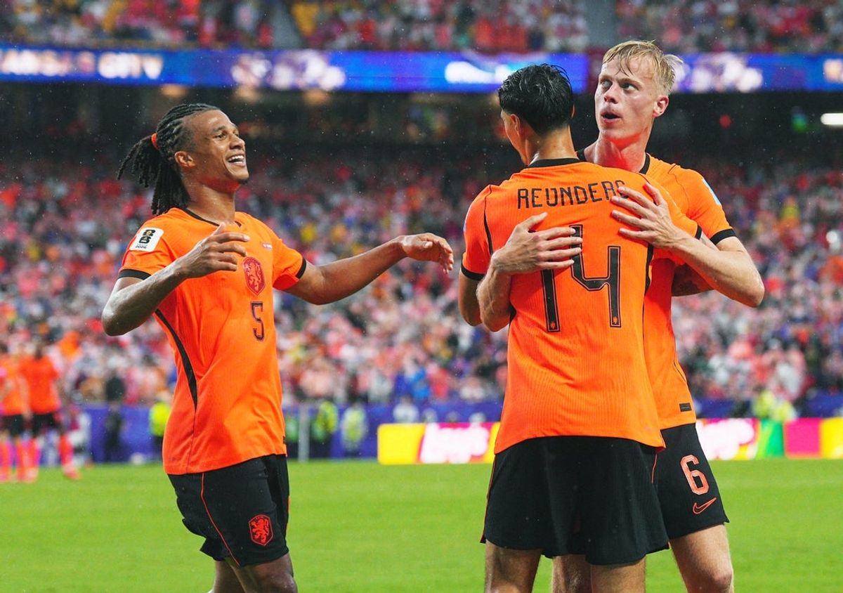 25 de junho de 2026; Kansas City, Missouri, EUA; O holandês Jan Paul van Hecke comemora o terceiro gol com Tijjani Reijnders e Nathan Ake. Crédito obrigatório: Jay Biggerstaff-Imagn Images