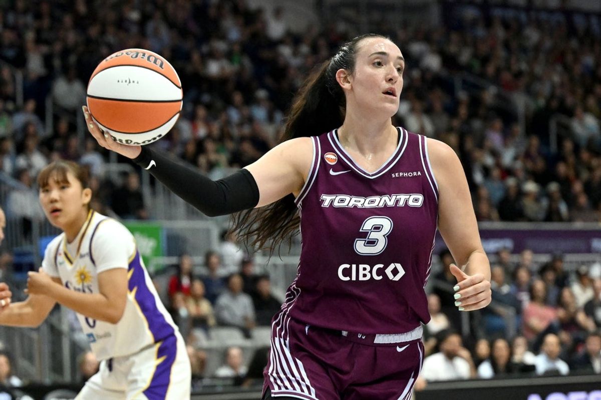 25 de junho de 2026; Toronto, Ontário, CAN; A guarda do Toronto Tempo, Marina Mabrey (3), controla um rebote contra o Los Angeles Sparks no primeiro tempo no Coca-Cola Coliseum. Crédito obrigatório: Dan Hamilton-Imagn Images