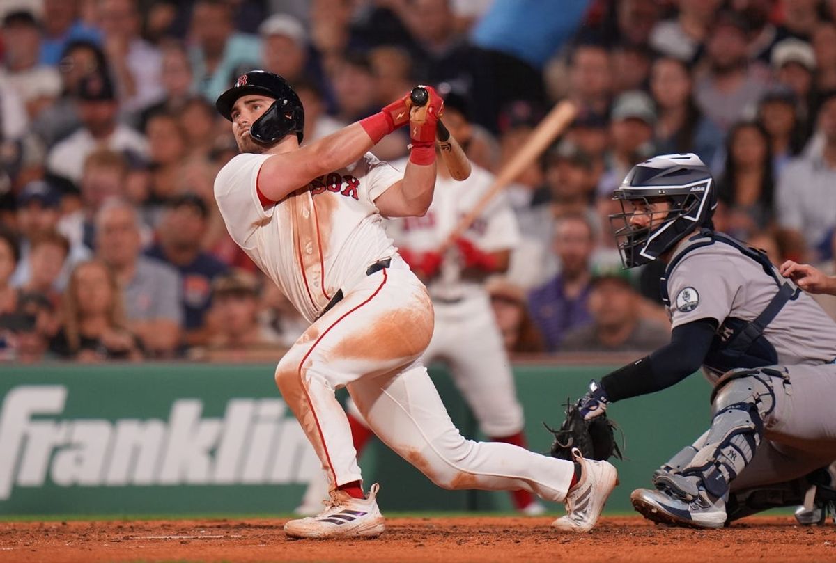 25 de junho de 2026; Boston, Massachusetts, EUA; O terceiro base do Boston Red Sox, Caleb Durbin (5), faz um home run de duas corridas contra o New York Yankees na quinta entrada no Fenway Park. Crédito obrigatório: David Butler II-Imagn Images