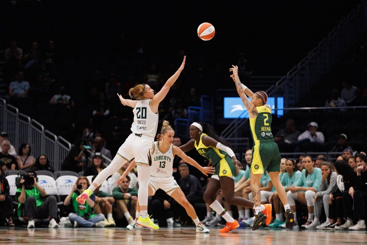 25 de junho de 2026; Seattle, Washington, EUA; A guarda do Seattle Storm, Natisha Hiedeman (2), atira enquanto é defendida pela guarda do New York Liberty, Sabrina Ionescu (20), no primeiro quarto na Climate Pledge Arena. Crédito obrigatório: Kevin Ng-Imagn Images