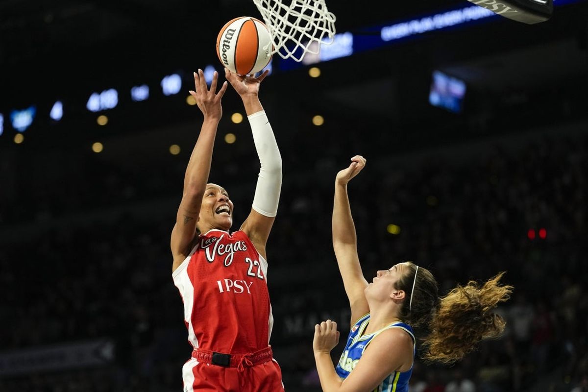 25 de junho de 2026; Las Vegas, Nevada, EUA; A central do Las Vegas Aces, A'ja Wilson (22), arremessa a bola contra o atacante do Dallas Wings, Maddy Siegrist (20), durante o primeiro quarto de um jogo de basquete da WNBA na Michelob Ultra Arena. Crédito obrigatório: Lucas Peltier-Imagn Images