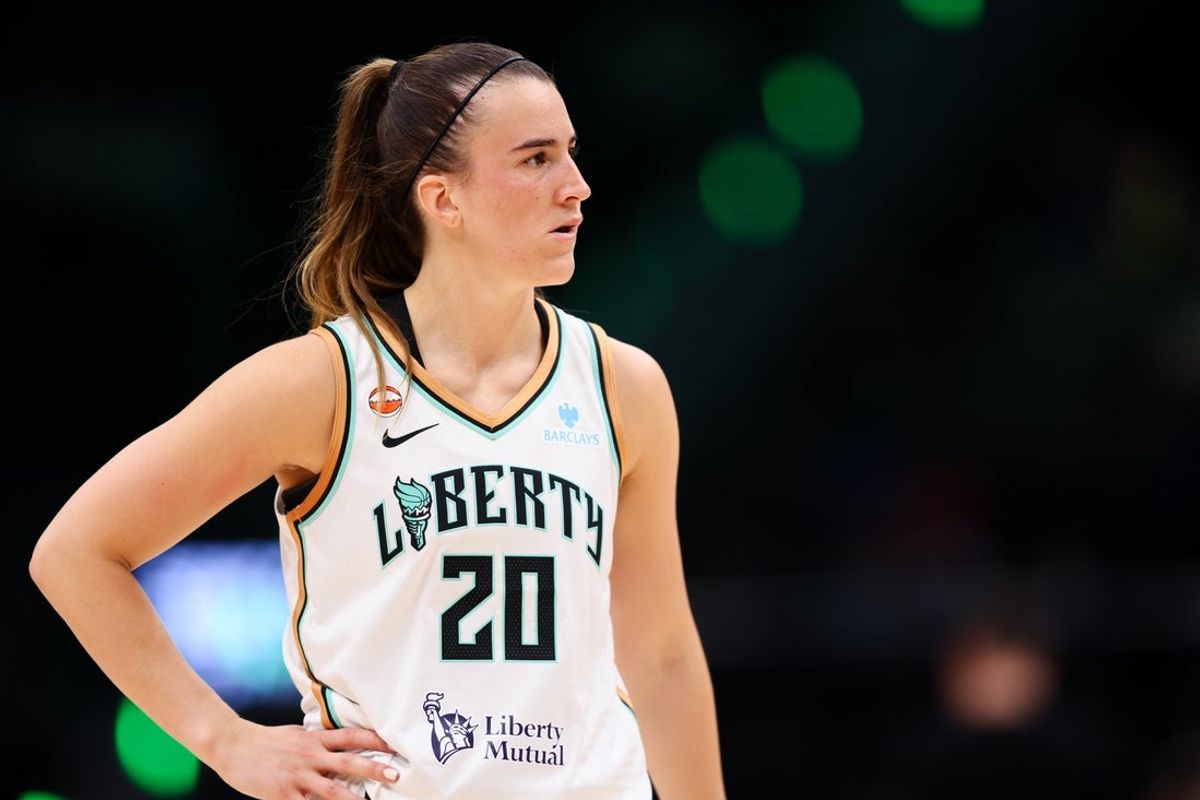 25 de junho de 2026; Seattle, Washington, EUA; A guarda do New York Liberty, Sabrina Ionescu (20), assiste no segundo tempo contra o Seattle Storm na Climate Pledge Arena. Crédito obrigatório: Kevin Ng-Imagn Images