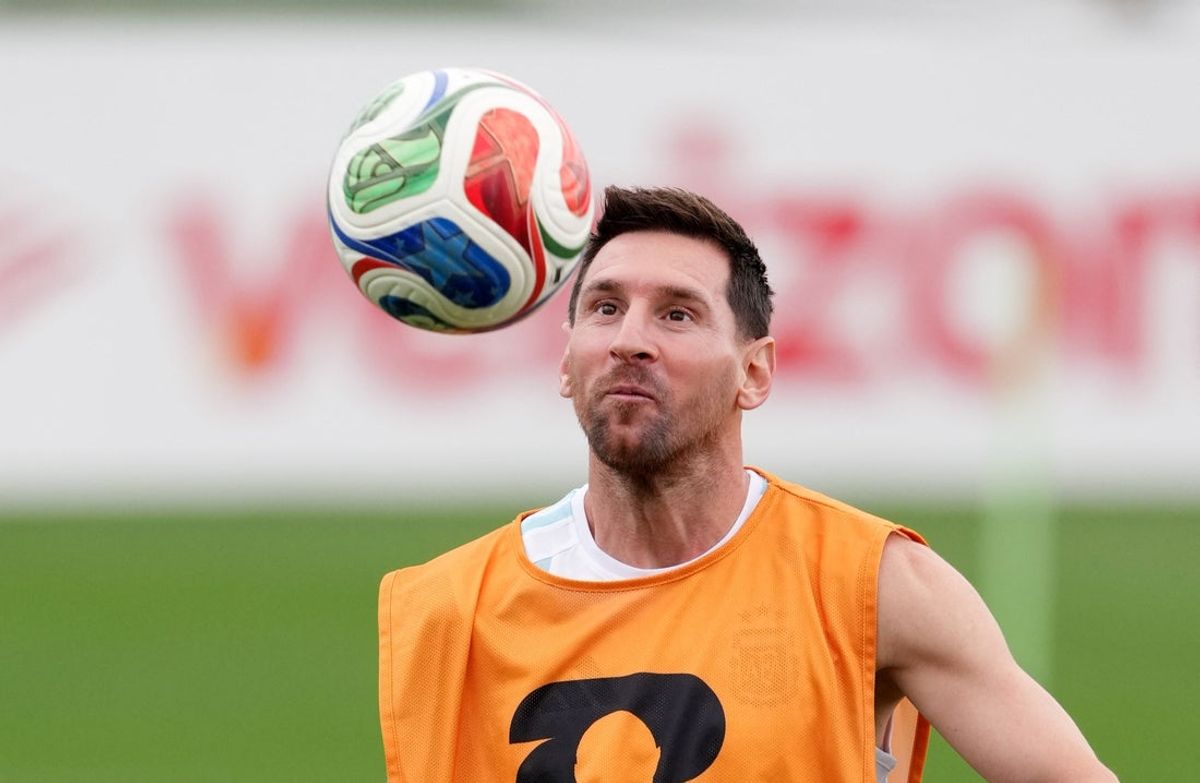 26 de junho de 2026; Cidade de Kansas, Kansas, EUA; Lionel Messi, da Argentina, durante treino. Crédito obrigatório: Jay Biggerstaff-Imagn Images