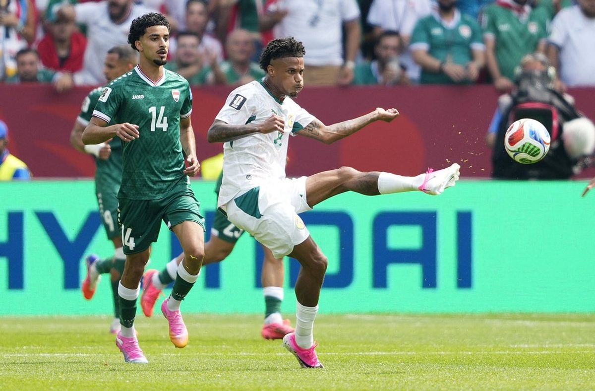 26 de junho de 2026; Toronto, Canadá; Ismail Jakobs, do Senegal, em ação com Zidane Iqbal, do Iraque. Crédito obrigatório: Kevin Sousa-Imagn Images