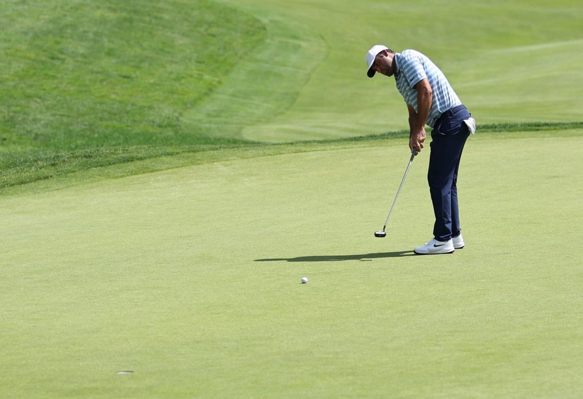 26 de junho de 2026; Cromwell, Connecticut, EUA; Scottie Scheffler 18º green putt durante a segunda rodada do torneio de golfe Travellers Championship. Crédito obrigatório: John Dufour-Imagn Images