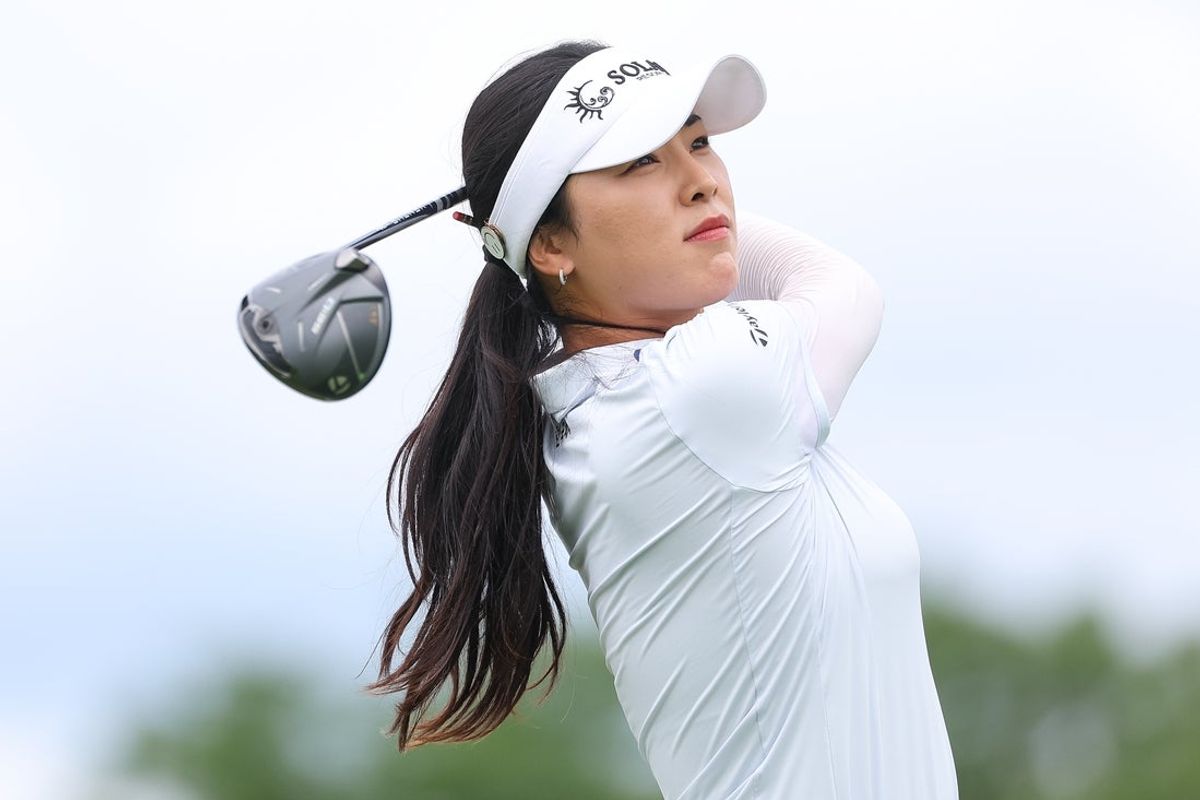 26 de junho de 2026; Chaska, Minnesota, EUA; Ina Yoon acerta sua tacada inicial no terceiro buraco durante a segunda rodada do torneio de golfe KPMG Women's PGA Championship. Crédito obrigatório: Matt Krohn-Imagn Images