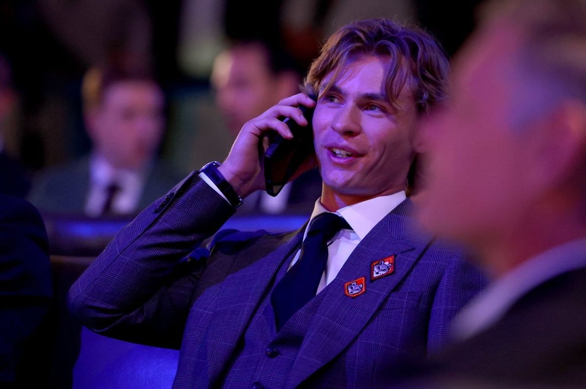 26 de junho de 2026; Búfalo, Nova York, EUA; Gavin McKenna reage após ser selecionado com a primeira escolha na primeira rodada do Draft da NHL de 2026 pelo Toronto Maple Leafs no KeyBank Center. Crédito obrigatório: Timothy T. Ludwig-Imagn Images