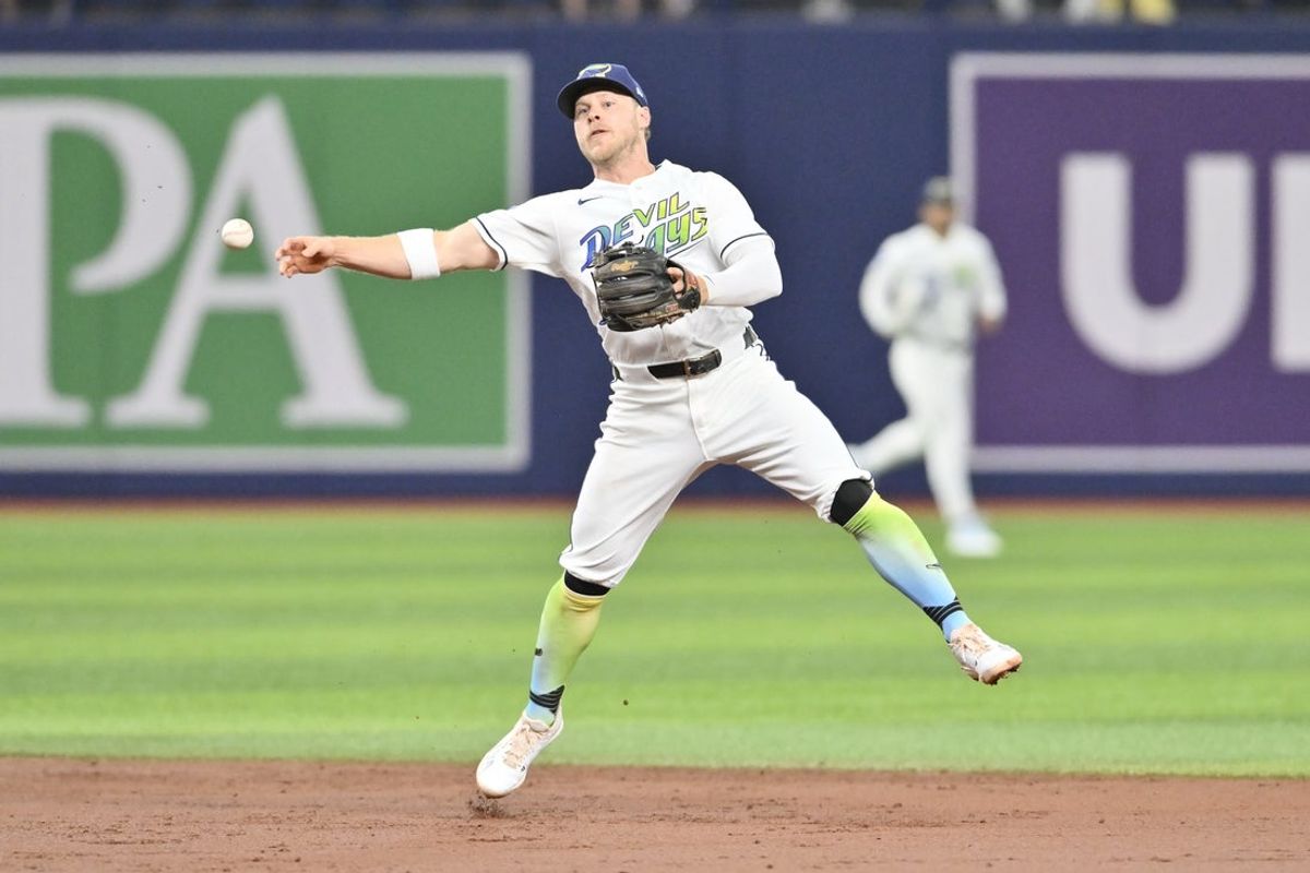 26 de junho de 2026; São Petersburgo, Flórida, EUA; O segunda base do Tampa Bay Rays, Taylor Walls (6), lança para a segunda base durante o segundo turno contra o Arizona Diamondbacks no Tropicana Field. Crédito obrigatório: Pablo Robles-Imagn Images