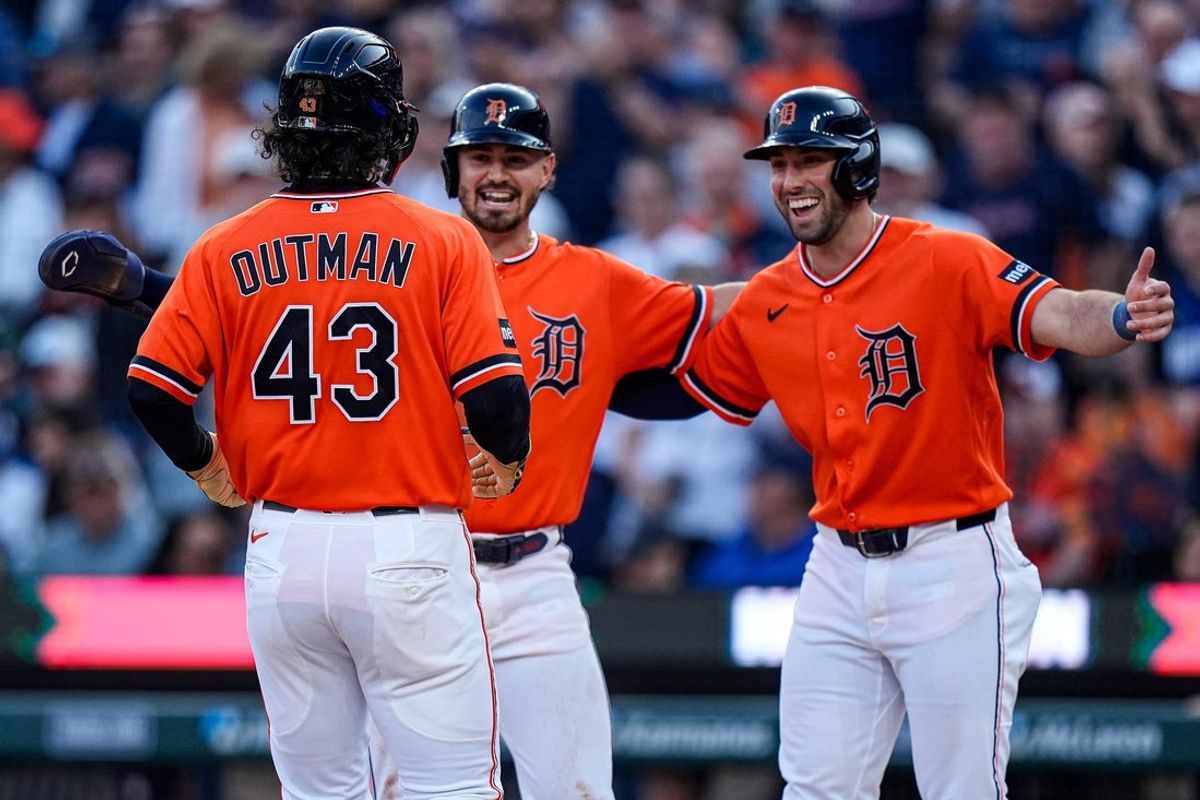 O defensor central do Detroit Tigers, James Outman (43), comemora um home run de três corridas contra o Houston Astros com o segunda base Zach McKinstry (39) e o defensor esquerdo Matt Vierling (8) durante a quarta entrada no Comerica Park em Detroit na sexta-feira, 26 de junho de 2026.