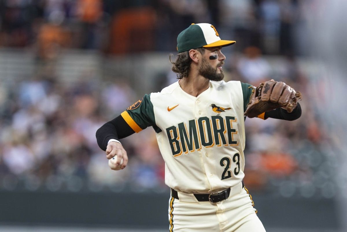 26 de junho de 2026; Baltimore, Maryland, EUA; O homem da terceira base do Baltimore Orioles, Blaze Alexander (23), faz um lançamento para a primeira saída na terceira entrada contra o Washington Nationals no Oriole Park em Camden Yards. Crédito obrigatório: Lexi Thompson-Imagn Images