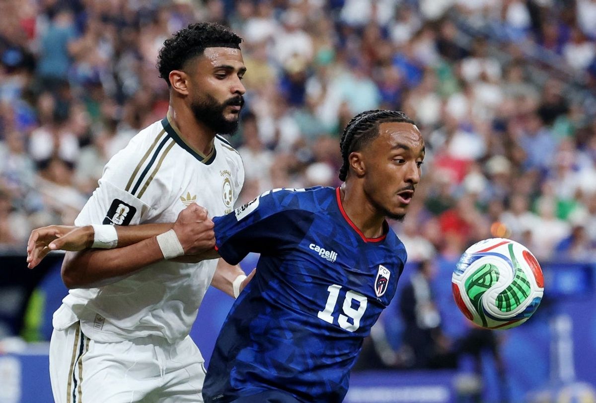 26 de junho de 2026; Houston, Texas, EUA; Abdulelah Al-Amri da Arábia Saudita em ação com Dailon Livramento de Cabo Verde. Crédito obrigatório: Troy Taormina-Imagn Images