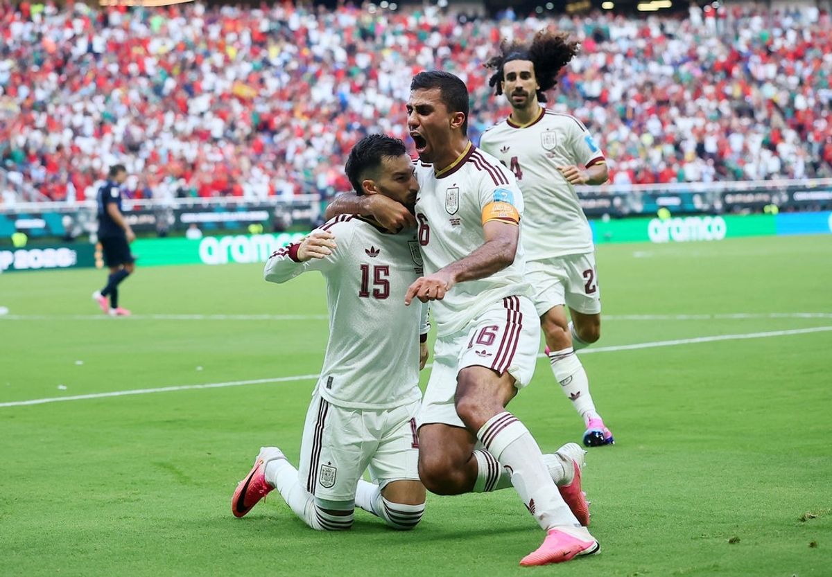 26 de junho de 2026; Guadalajara, México; Alex Baena, da Espanha, comemora seu primeiro gol com Marc Cucurella e Rodri. Crédito obrigatório: Eloisa Sanchez-Reuters via Imagn Images