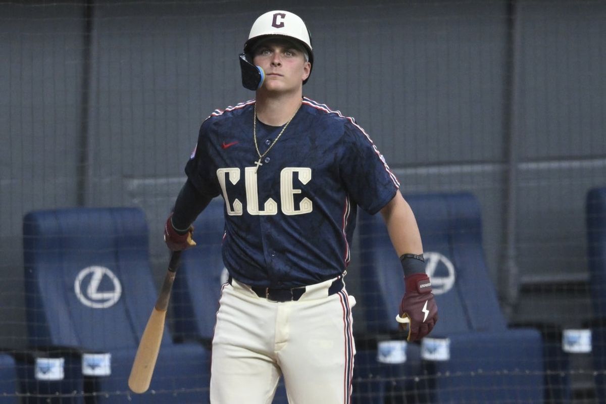 26 de junho de 2026; Cleveland, Ohio, EUA; O rebatedor designado do Cleveland Guardians, Cooper Ingle (30), está no convés na quarta entrada contra o Seattle Mariners no Progressive Field. Crédito obrigatório: David Richard-Imagn Images