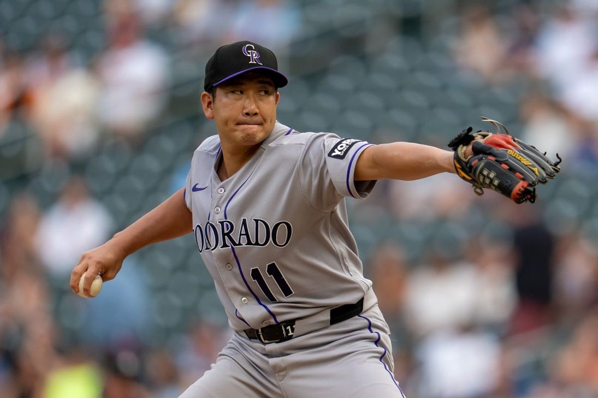 26 de junho de 2026; Mineápolis, Minnesota, EUA; O arremessador titular do Colorado Rockies, Tomoyuki Sugano (11), faz um arremesso contra o Minnesota Twins no primeiro turno no Target Field. Crédito obrigatório: Jesse Johnson-Imagn Images