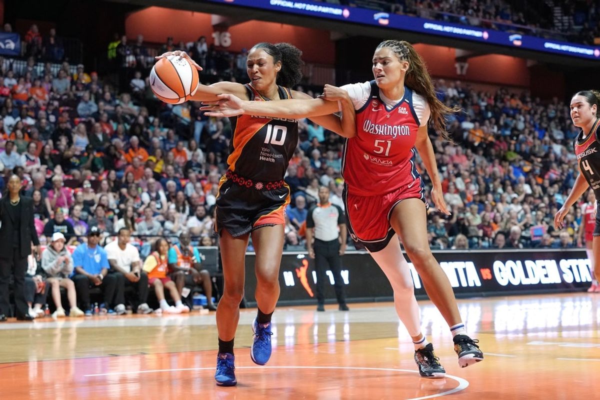 26 de junho de 2026; Uncasville, Connecticut, EUA; A central do Connecticut Sun, Olivia Nelson-Ododa (10), e a central do Washington Mystics, Lauren Betts (51), lutam por uma bola perdida durante o primeiro tempo na Mohegan Sun Arena. Crédito obrigatório: Gregory Fisher-Imagn Images