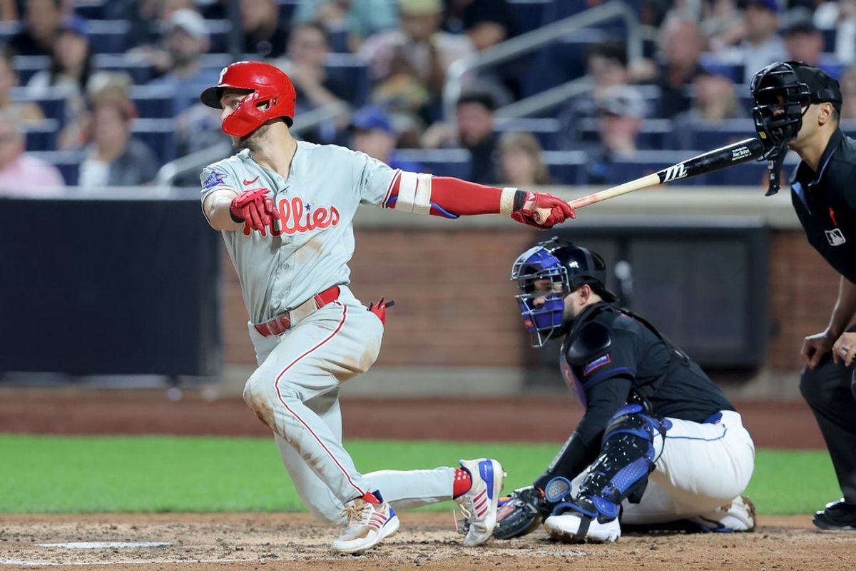 26 de junho de 2026; Cidade de Nova York, Nova York, EUA; O shortstop do Philadelphia Phillies, Trea Turner (7), segue em um single RBI contra o New York Mets durante a sétima entrada no Citi Field. Crédito obrigatório: Brad Penner-Imagn Images