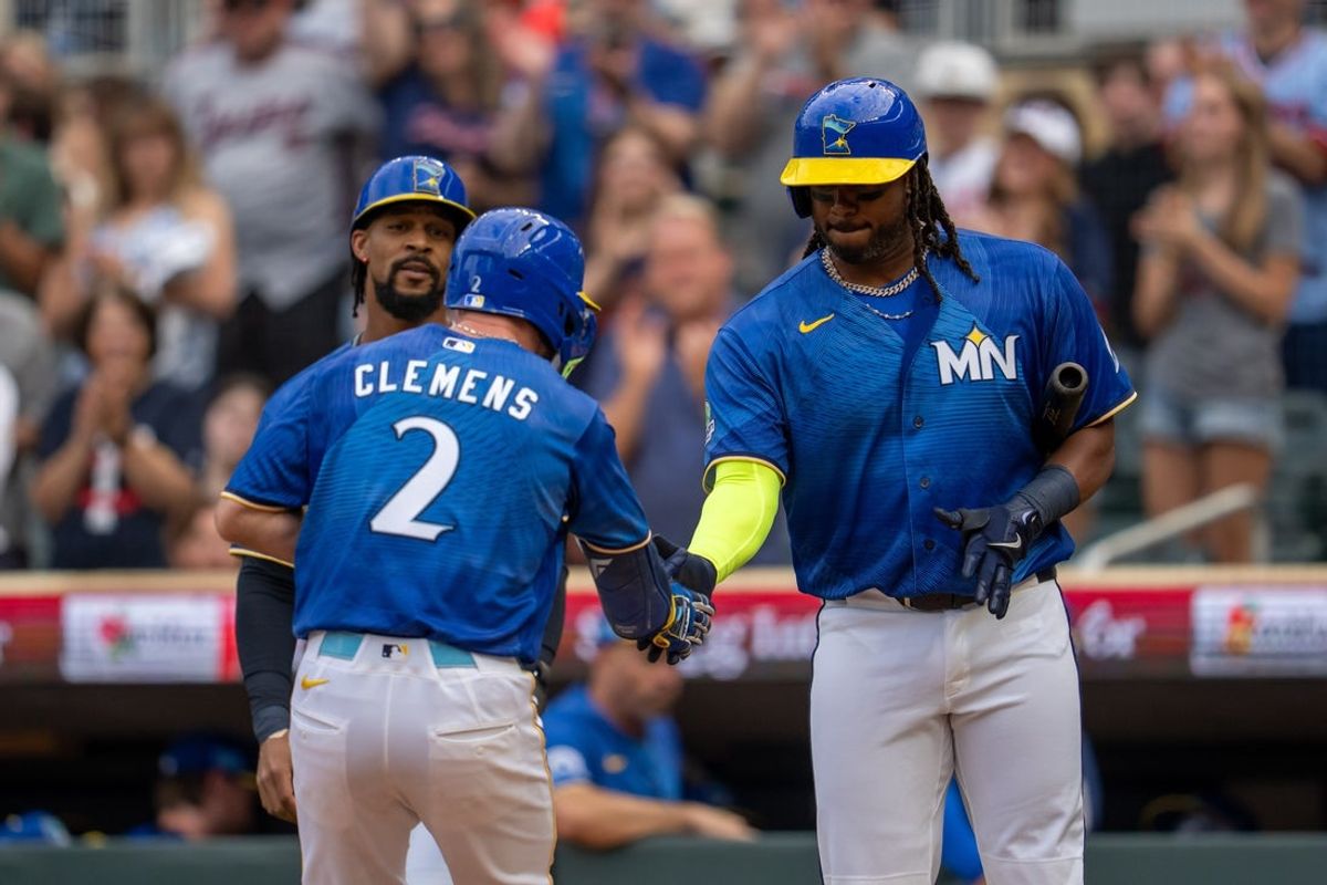 26 de junho de 2026; Mineápolis, Minnesota, EUA; O segunda base do Minnesota Twins, Kody Clemens (2), comemora com o rebatedor designado Josh Bell (56), acertando um home run de duas corridas contra o Colorado Rockies no primeiro inning no Target Field. Crédito obrigatório: Jesse Johnson-Imagn Images
