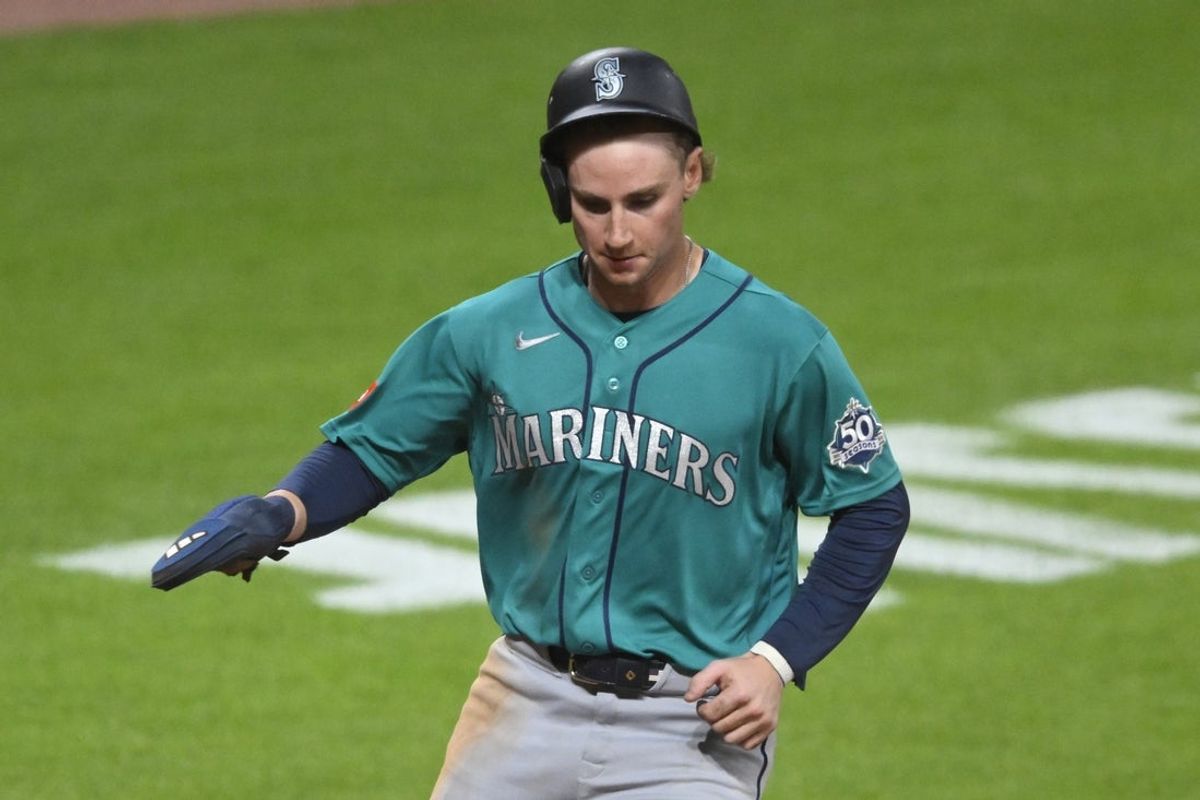 26 de junho de 2026; Cleveland, Ohio, EUA; O terceiro base do Seattle Mariners, Colt Emerson (4), marca na oitava entrada contra o Cleveland Guardians no Progressive Field. Crédito obrigatório: David Richard-Imagn Images