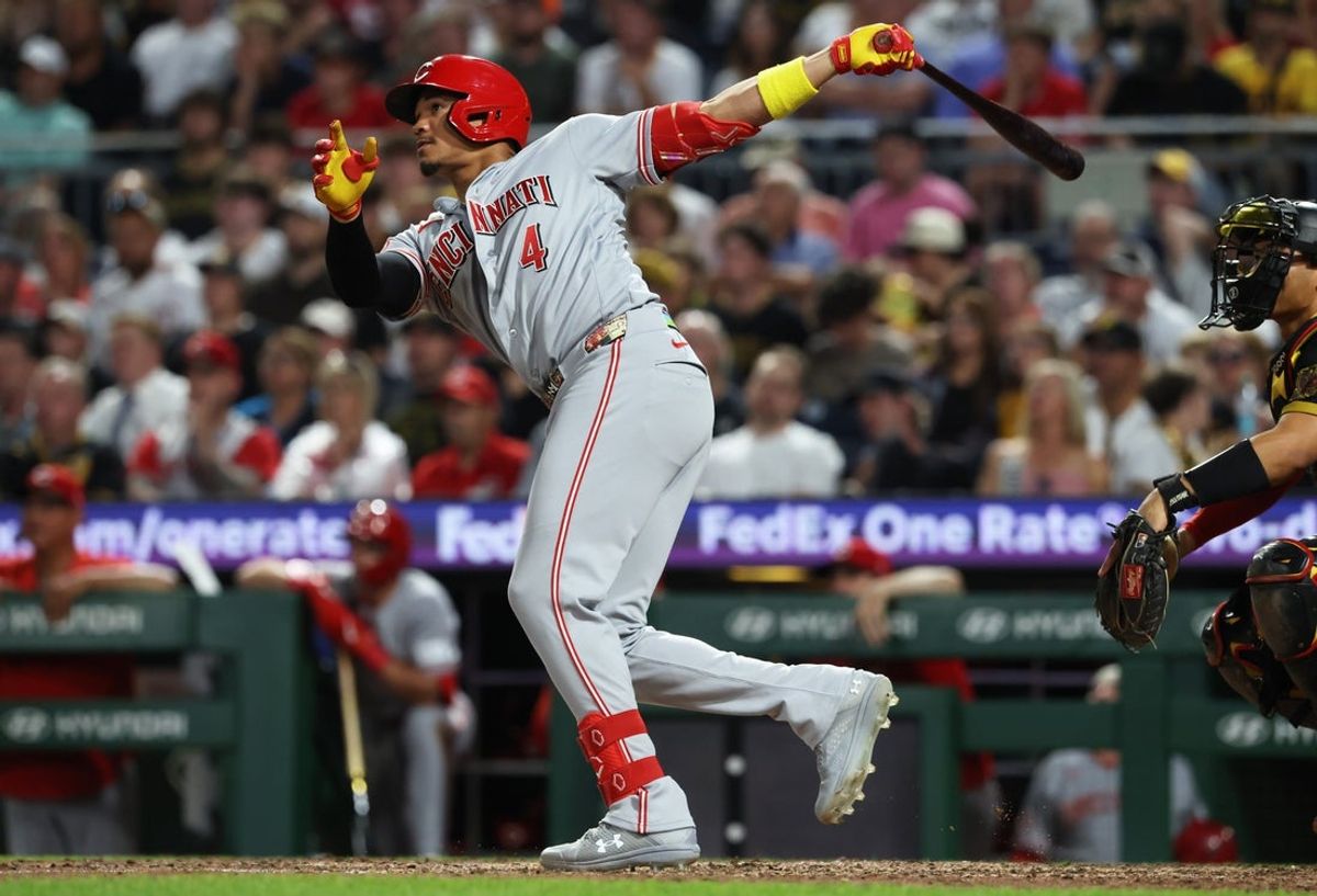 26 de junho de 2026; Pittsburgh, Pensilvânia, EUA; O rebatedor Noelvi Marte (4) do Cincinnati Reds acerta um home run de duas corridas contra o Pittsburgh Pirates durante a oitava entrada no PNC Park. Crédito obrigatório: Charles LeClaire-Imagn Images