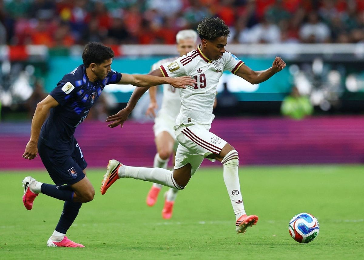 June 26, 2026; Guadalajara, Mexico; Spain's Lamine Yamal in action with Uruguay's Juan Manuel Sanabria.  Mandatory Credit: Daniel Becerril-Reuters via Imagn Images
