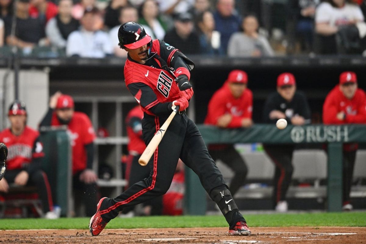 26 de junho de 2026; Chicago, Illinois, EUA; O terceiro base do Chicago White Sox, Miguel Vargas (20), faz um home run de três corridas contra o Kansas City Royals durante a terceira entrada no Rate Field. Crédito obrigatório: Patrick Gorski-Imagn Images