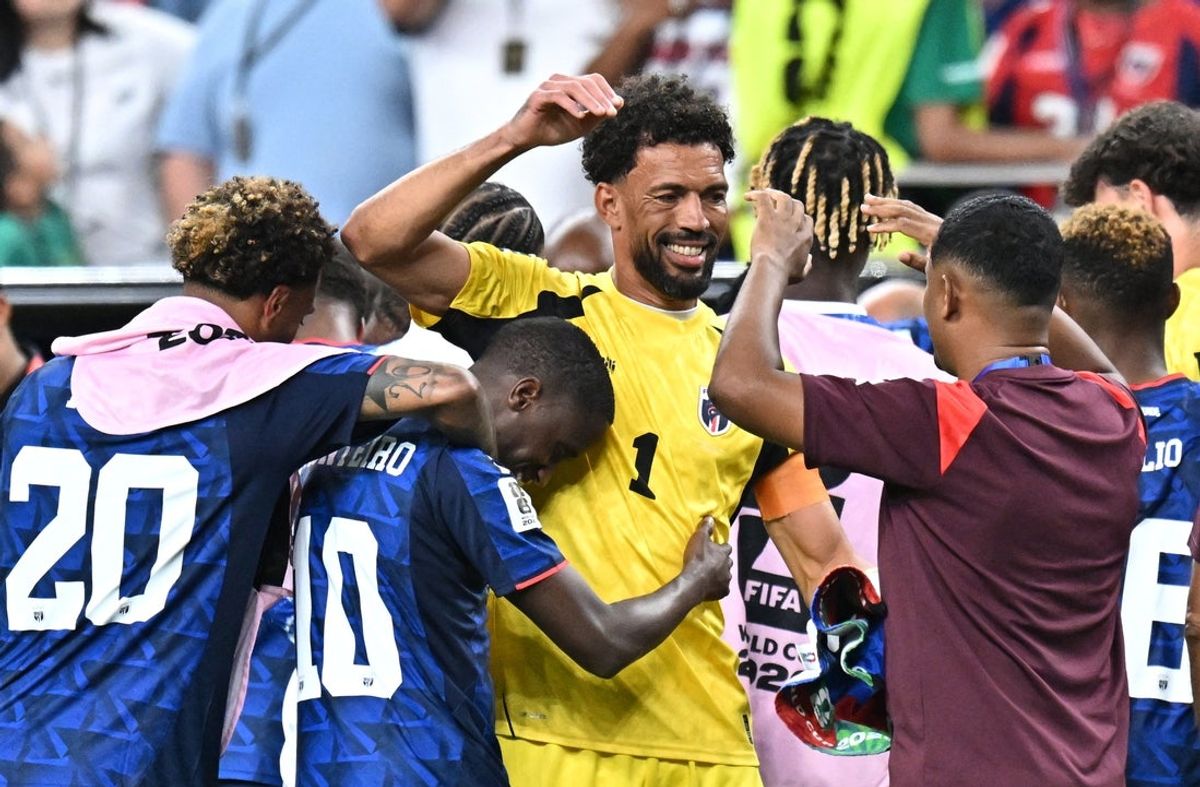 26 de junho de 2026; Houston, Texas, EUA; Vozinha, de Cabo Verde, comemora com os companheiros após a partida a qualificação para a fase eliminatória da Copa do Mundo. Crédito obrigatório: Maria Lysaker-Imagn Images