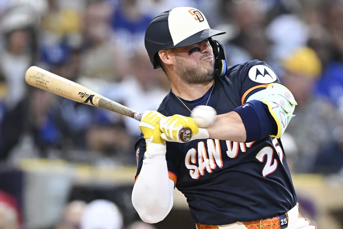 26 de junho de 2026; San Diego, Califórnia, EUA; O jogador de primeira base do San Diego Padres, Ty France (25), é atingido por um arremesso durante a quarta entrada contra o Los Angeles Dodgers em Petco Park. Crédito obrigatório: Denis Poroy-Imagn Images