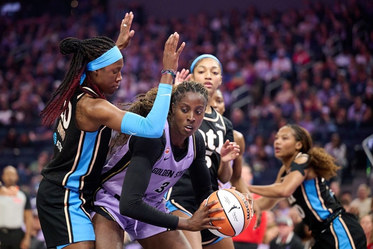 26 de junho de 2026; São Francisco, Califórnia, EUA; A atacante do Golden State Valkyries, Laeticia Amihere (3), controla a bola contra o guarda do Atlanta Dream, Rhyne Howard (10), e o atacante Angel Reese (5), durante o segundo quarto no Chase Center. Crédito obrigatório: Robert Edwards-Imagn Images