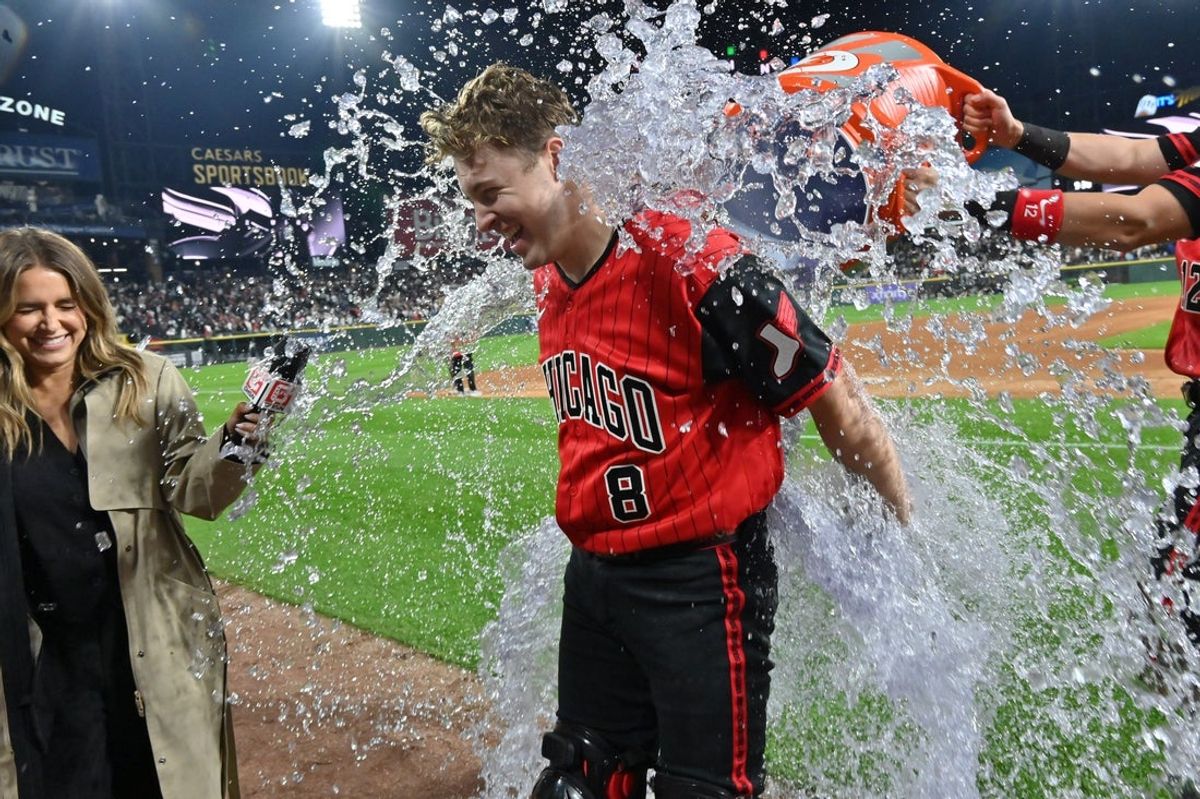 26 de junho de 2026; Chicago, Illinois, EUA; O apanhador do Chicago White Sox, Kyle Teel (8), é enterrado após a vitória sobre o Kansas City Royals no Rate Field. Crédito obrigatório: Patrick Gorski-Imagn Images