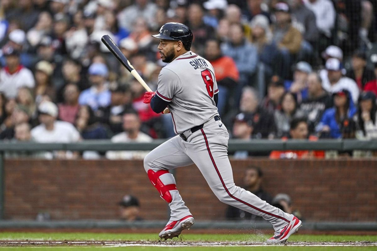 26 de junho de 2026; São Francisco, Califórnia, EUA; O rebatedor designado do Atlanta Braves, Dominic Smith (8), acerta um único RBI para empatar o jogo durante o início do segundo turno contra o San Francisco Giants no Oracle Park. Crédito obrigatório: Justine Willard-Imagn Images