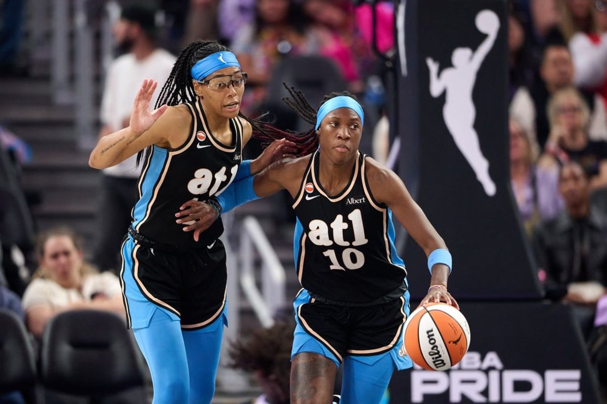 26 de junho de 2026; São Francisco, Califórnia, EUA; O guarda do Atlanta Dream, Rhyne Howard (10), dribla a bola perto do guarda Allisha Gray (15) contra o Golden State Valkyries durante o terceiro quarto no Chase Center. Crédito obrigatório: Robert Edwards-Imagn Images