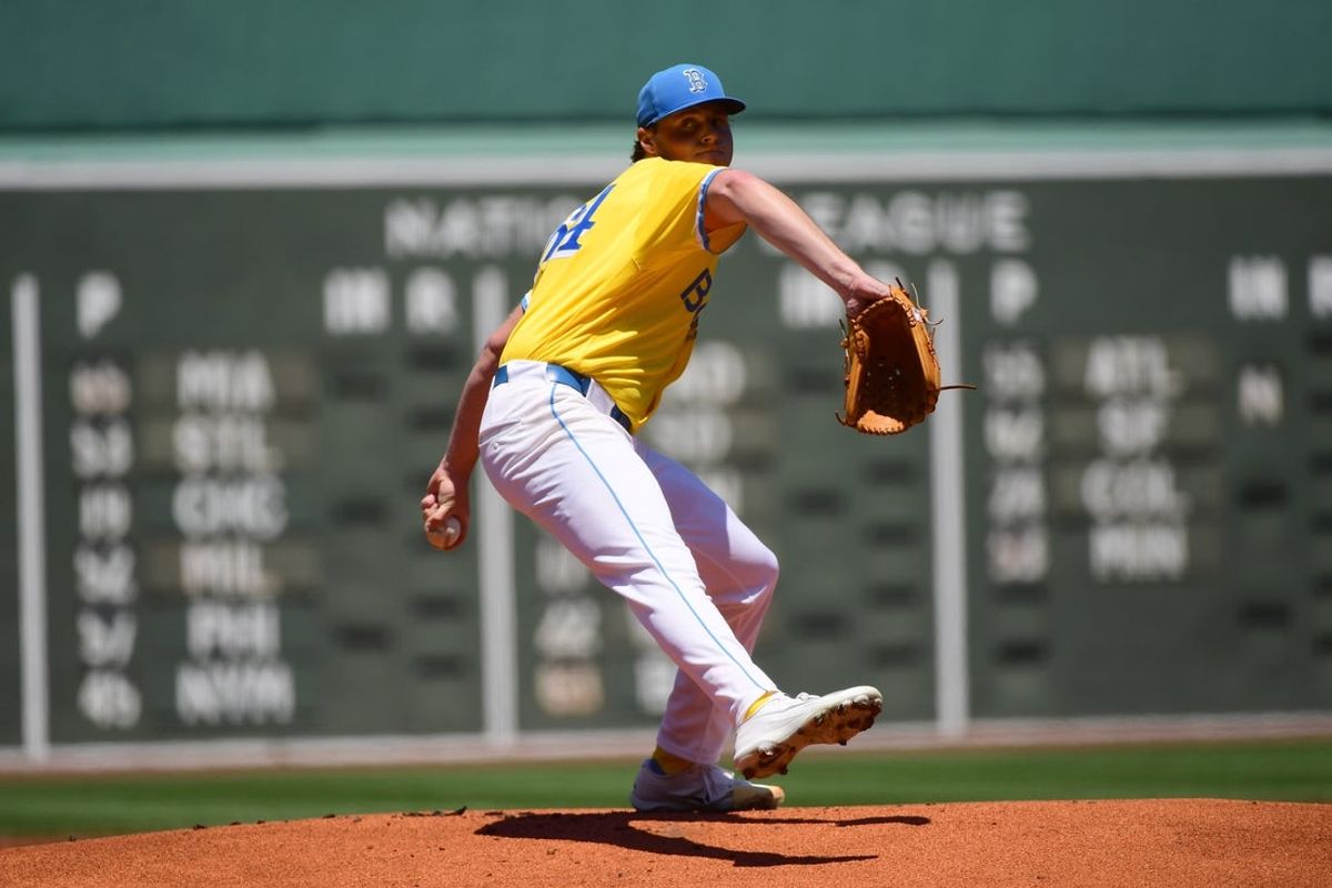 27 de junho de 2026; Boston, Massachusetts, EUA; O arremessador do Boston Red Sox, Jake Bennett (64), arremessa durante o primeiro turno contra o New York Yankees no Fenway Park. Crédito obrigatório: Bob DeChiara-Imagn Images