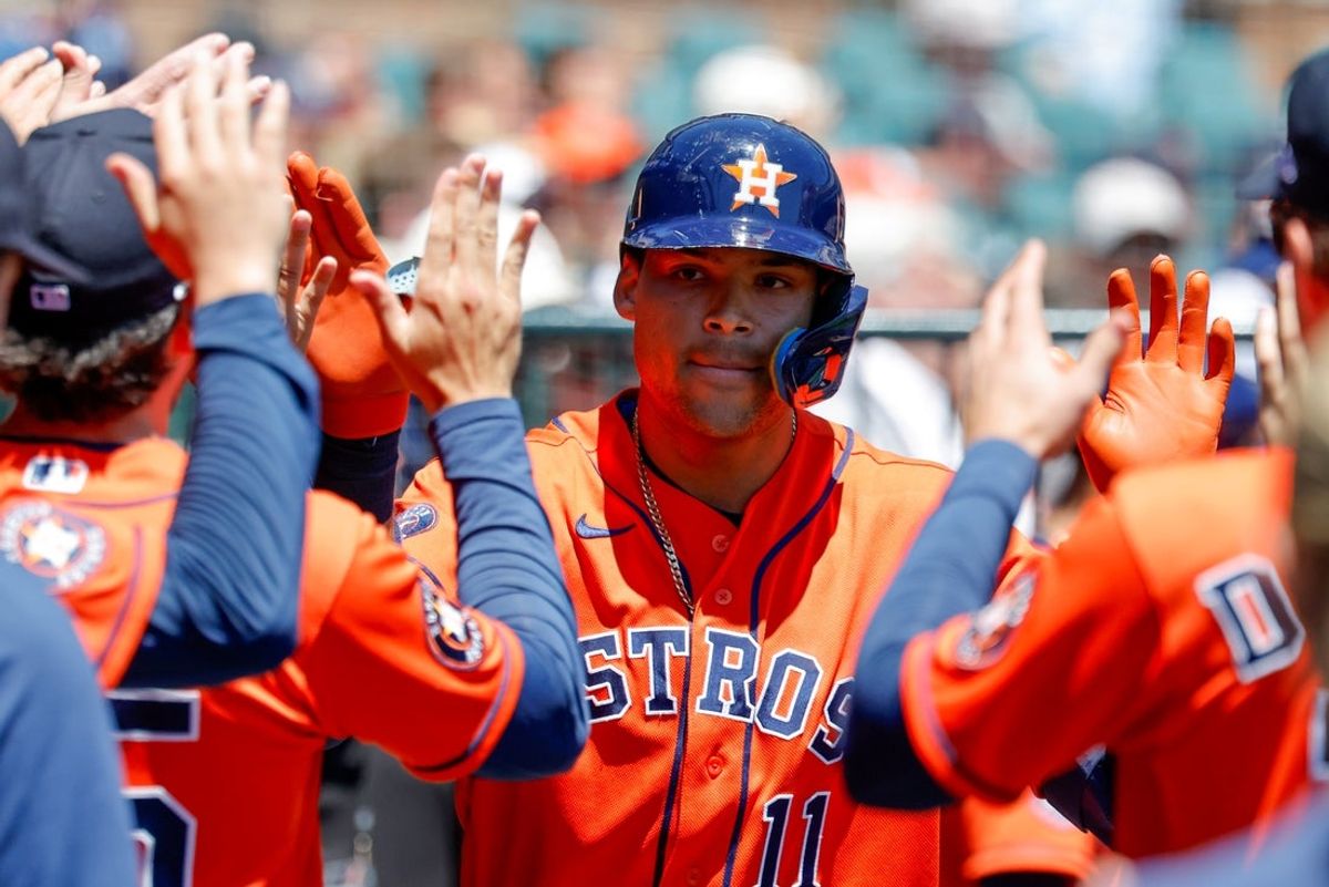 27 de junho de 2026; Detroit, Michigan, EUA; O defensor direito do Houston Astros, Cam Smith (11), recebe os parabéns dos companheiros de equipe depois de fazer um home run de duas corridas no segundo turno contra o Detroit Tigers no Comerica Park. Crédito obrigatório: Rick Osentoski-Imagn Images