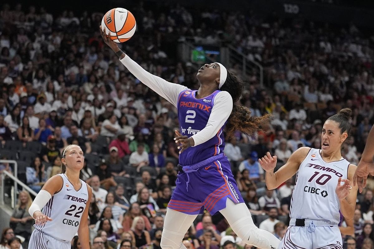 27 de junho de 2026; Toronto, Ontário, CAN; A armadora do Phoenix Mercury, Kahleah Copper (2), sobe para fazer uma cesta contra a atacante do Toronto Tempo, Maria Conde (10), no segundo tempo, na Scotiabank Arena. Crédito obrigatório: John E. Sokolowski-Imagn Images