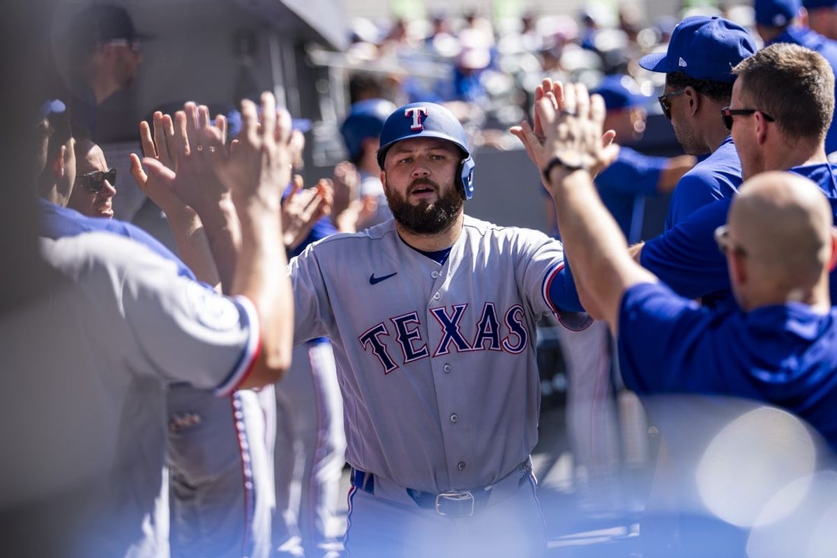 27 de junho de 2026; Toronto, Ontário, CAN; O jogador da primeira base do Texas Rangers, Jake Burger (21), comemora com seus companheiros de equipe após marcar contra o Toronto Blue Jays durante a quinta entrada no Rogers Centre. Crédito obrigatório: Kevin Sousa-Imagn Images