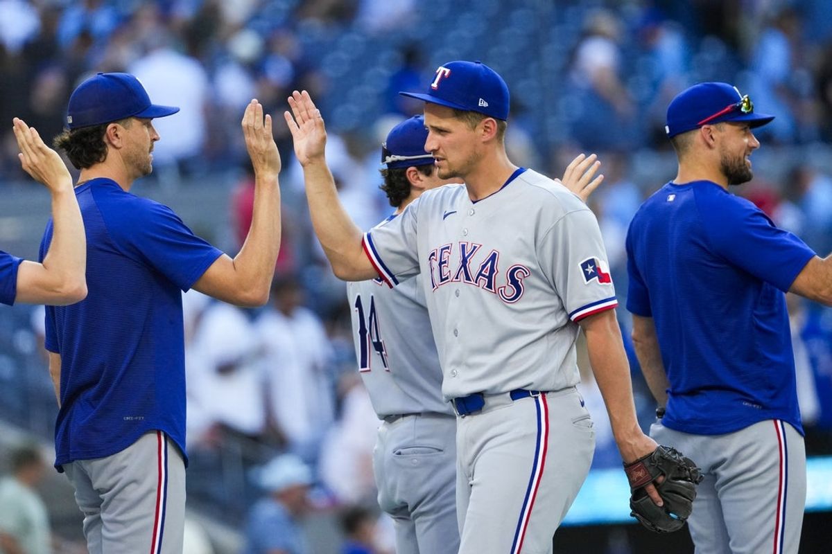 27 de junho de 2026; Toronto, Ontário, CAN; O shortstop do Texas Rangers, Corey Seager (5), comemora com seus companheiros de equipe após derrotar o Toronto Blue Jays no Rogers Centre. Crédito obrigatório: Kevin Sousa-Imagn Images