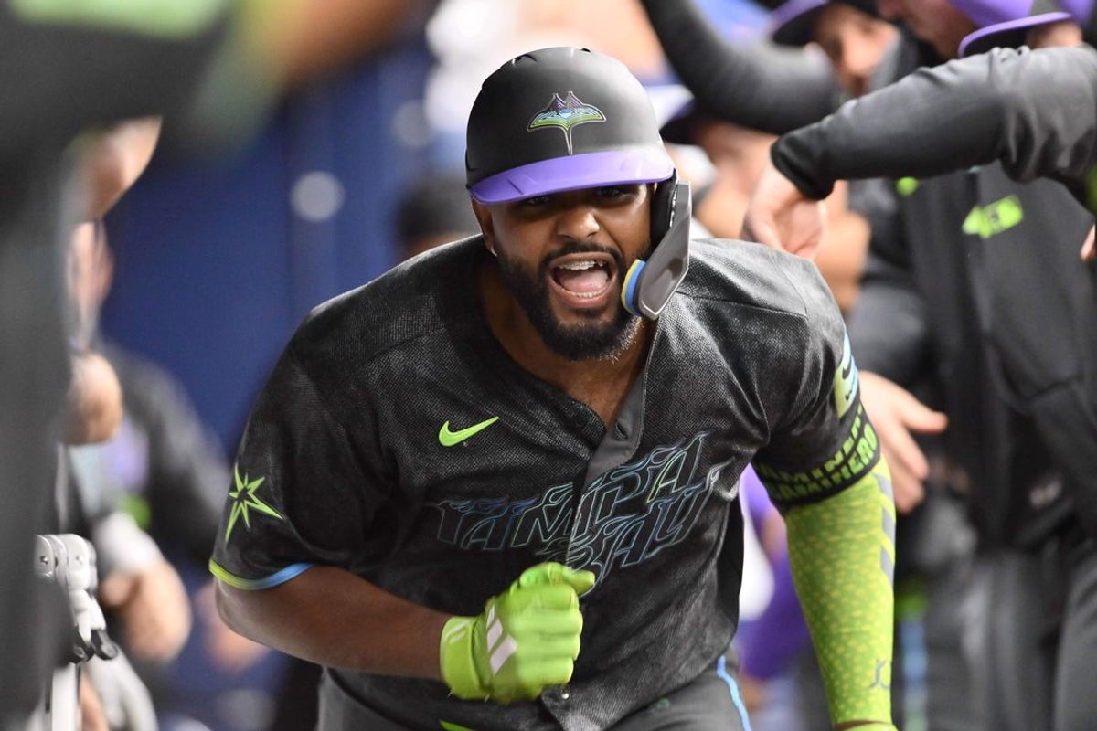 27 de junho de 2026; São Petersburgo, Flórida, EUA; O terceiro base do Tampa Bay Rays, Junior Caminero (13), comemora um home run durante o primeiro turno contra o Arizona Diamondbacks no Tropicana Field. Crédito obrigatório: Pablo Robles-Imagn Images