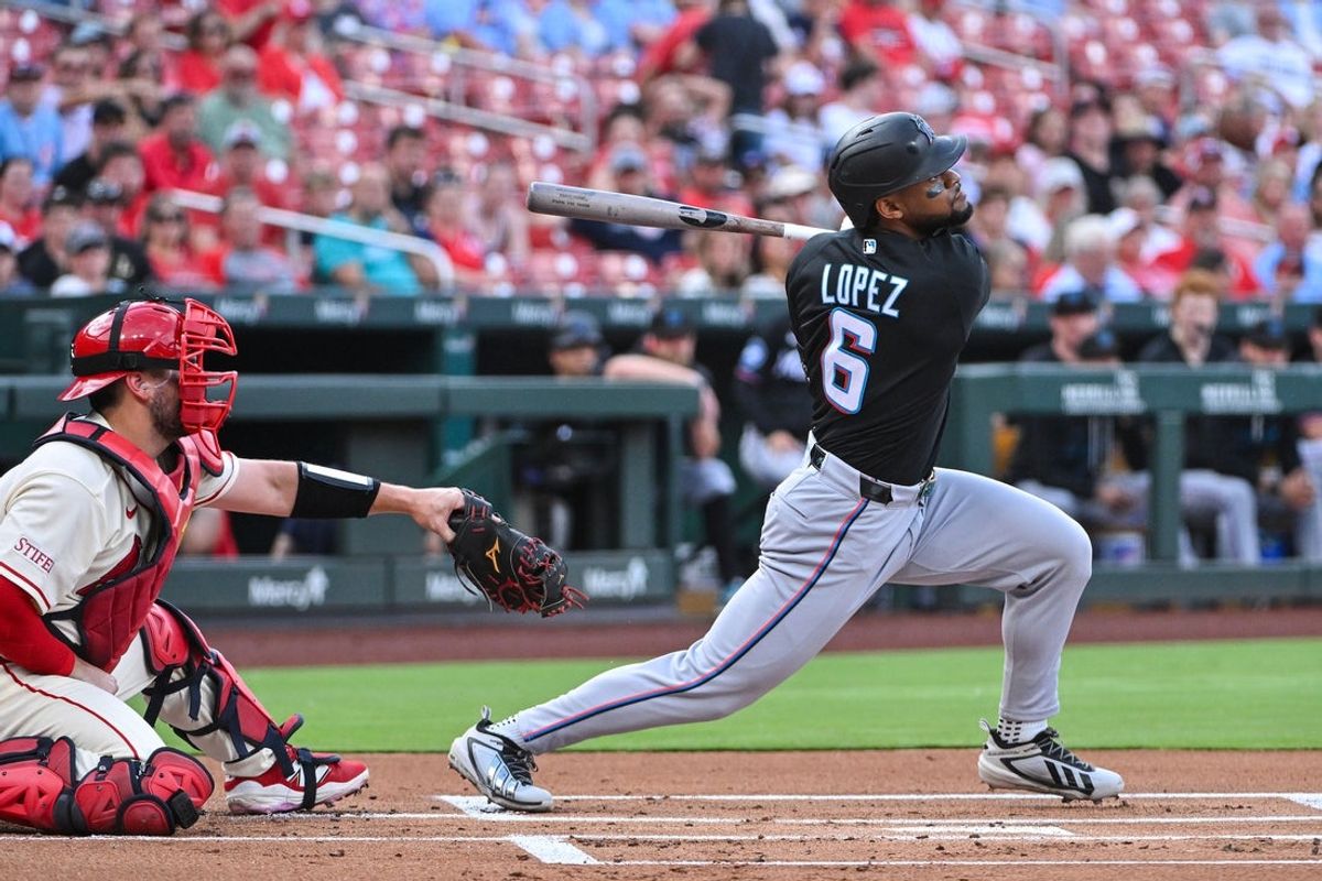 27 de junho de 2026; Louis, Missouri, EUA; O shortstop do Miami Marlins, Otto Lopez (6), acerta um triplo contra o St. Louis Cardinals durante o primeiro inning no Busch Stadium. Crédito obrigatório: Jeff Curry-Imagn Images