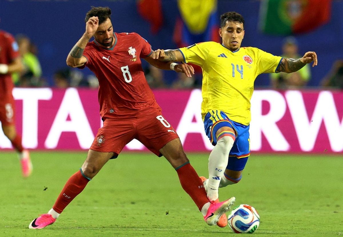 27 de junho de 2026; Miami Gardens, Flórida, EUA; Gustavo Puerta, da Colômbia, em ação com Bruno Fernandes, de Portugal. Crédito obrigatório: Nathan Ray Seebeck-Imagn Images