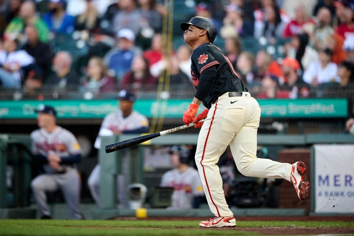 27 de junho de 2026; São Francisco, Califórnia, EUA; O infielder do San Francisco Giants, Rafael Devers (16), corre depois de fazer um home run solo contra o arremessador titular do Atlanta Braves, Bryce Elder (55), durante o segundo turno no Oracle Park. Crédito obrigatório: Robert Edwards-Imagn Images