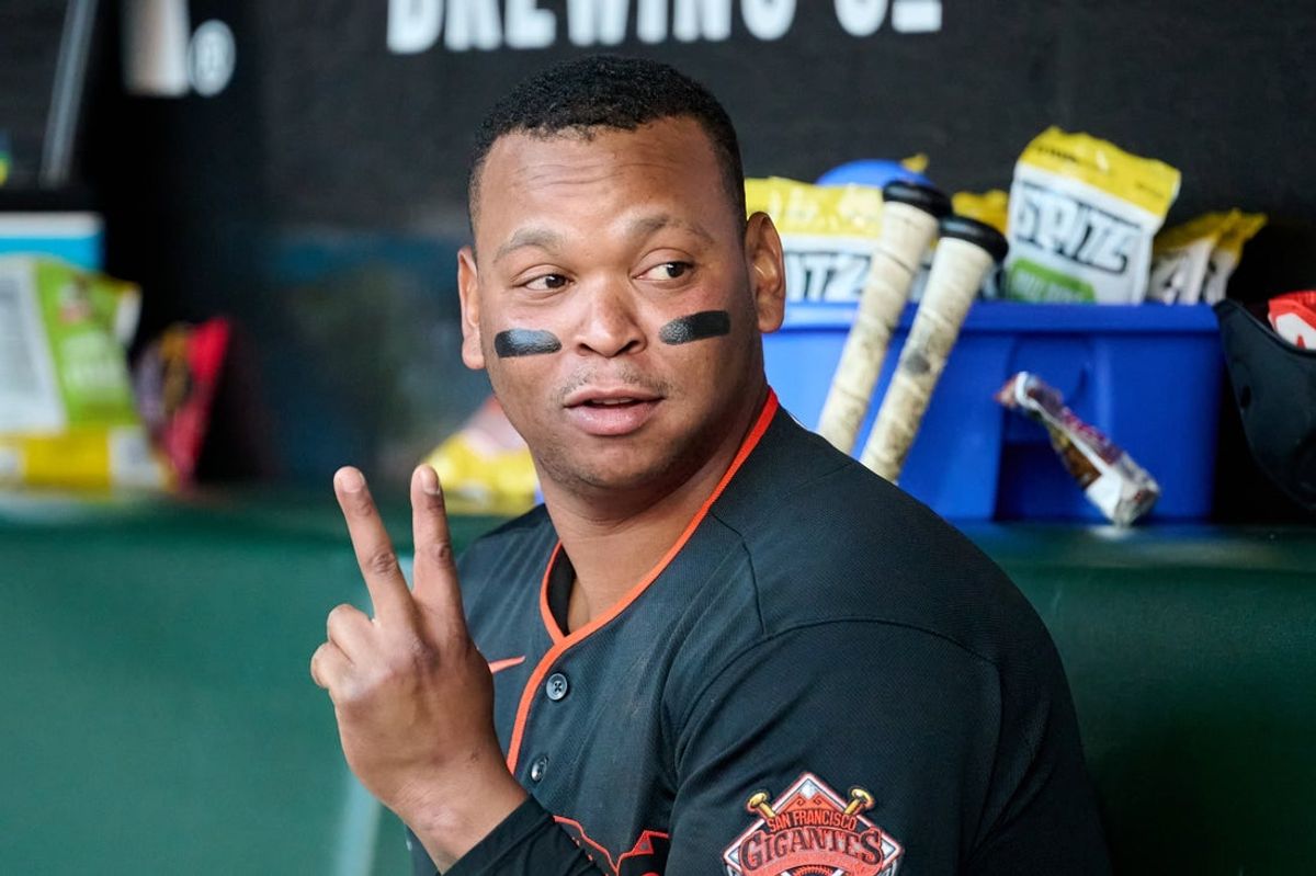27 de junho de 2026; São Francisco, Califórnia, EUA; O infielder do San Francisco Giants, Rafael Devers (16), gesticula no banco de reservas contra o Atlanta Braves durante o segundo turno no Oracle Park. Crédito obrigatório: Robert Edwards-Imagn Images